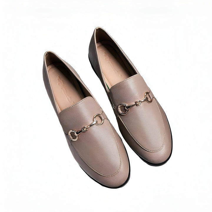 Mocassins en cuir taupe avec ornement métallique doré, élégants et confortables. Chaussures plates pour femme., 45286855377077,45286855409845,45286855442613,45286855475381,45286855508149,45286855540917,45286855573685,45286855606453,45286855639221,45286855671989,45286855704757,45286855737525,45286855770293,45286855803061,45286855835829,45286855868597,45286855901365,45286855934133,45286855966901,45286855999669,45286856032437,45286856065205,45286856097973,45286856130741