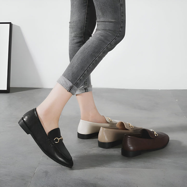 Présentation de mocassins pour femmes en cuir de différentes couleurs (noir, beige, marron) portés avec un jean gris. Chaussures élégantes et confortables., 45286855377077,45286855409845,45286855442613,45286855475381,45286855508149,45286855540917,45286855573685,45286855606453,45286855639221,45286855671989,45286855704757,45286855737525,45286855770293,45286855803061,45286855835829,45286855868597,45286855901365,45286855934133,45286855966901,45286855999669,45286856032437,45286856065205,45286856097973,452