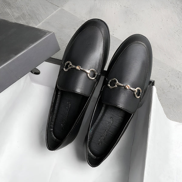 Paire de mocassins noirs en cuir avec ornements métalliques. Chaussures élégantes pour hommes, parfaites pour une tenue décontractée ou habillée. Détails soignés et finitions de qualité., 45286855377077,45286855409845,45286855442613,45286855475381,45286855508149,45286855540917,45286855573685,45286855606453,45286855639221,45286855671989,45286855704757,45286855737525,45286855770293,45286855803061,45286855835829,45286855868597,45286855901365,45286855934133,45286855966901,45286855999669,4528685603243