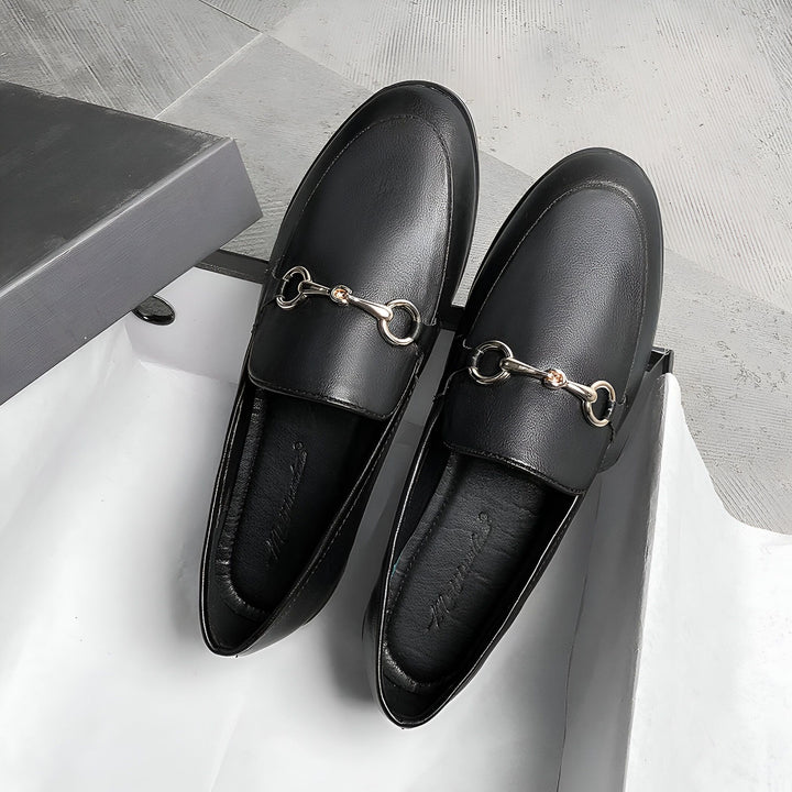 Paire de mocassins noirs en cuir avec ornements métalliques. Chaussures élégantes pour hommes, parfaites pour une tenue décontractée ou habillée. Détails soignés et finitions de qualité., 45286855377077,45286855409845,45286855442613,45286855475381,45286855508149,45286855540917,45286855573685,45286855606453,45286855639221,45286855671989,45286855704757,45286855737525,45286855770293,45286855803061,45286855835829,45286855868597,45286855901365,45286855934133,45286855966901,45286855999669,4528685603243