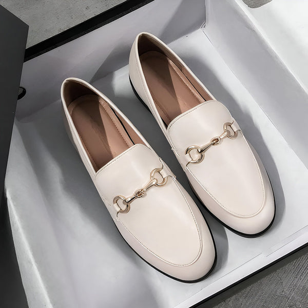 Deux mocassins en cuir blanc cassé avec boucles dorées, présentés dans une boîte. Chaussures élégantes et confortables pour un look chic et décontracté., 45286855377077,45286855409845,45286855442613,45286855475381,45286855508149,45286855540917,45286855573685,45286855606453,45286855639221,45286855671989,45286855704757,45286855737525,45286855770293,45286855803061,45286855835829,45286855868597,45286855901365,45286855934133,45286855966901,45286855999669,45286856032437,45286856065205,45286856097973,45