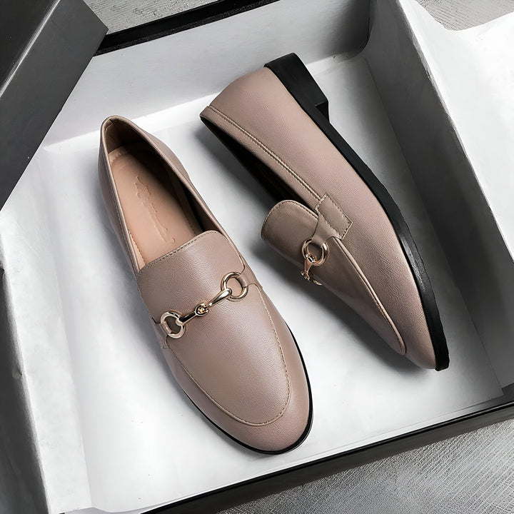 Mocassins beiges pour femmes dans leur boîte. Chaussures en cuir avec boucle dorée. Idéales pour un look élégant et confortable., 45286855377077,45286855409845,45286855442613,45286855475381,45286855508149,45286855540917,45286855573685,45286855606453,45286855639221,45286855671989,45286855704757,45286855737525,45286855770293,45286855803061,45286855835829,45286855868597,45286855901365,45286855934133,45286855966901,45286855999669,45286856032437,45286856065205,45286856097973,45286856130741