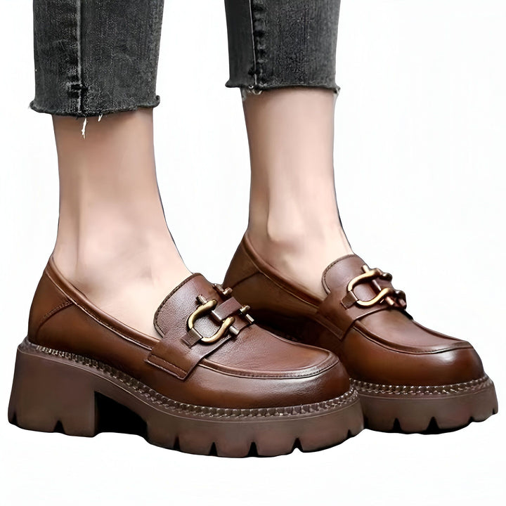 Mocassins à plateforme marron en cuir avec ornements dorés portés avec un jean gris, style mode et tendance., 45286850461877,45286850494645,45286850527413,45286850560181,45286850592949,45286850625717,45286850658485,45286850691253,45286850724021,45286850756789,45286850789557,45286850822325