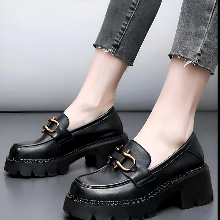 Gros plan de mocassins noirs en cuir avec des talons épais portés avec un jean gris., 45286850461877,45286850494645,45286850527413,45286850560181,45286850592949,45286850625717,45286850658485,45286850691253,45286850724021,45286850756789,45286850789557,45286850822325
