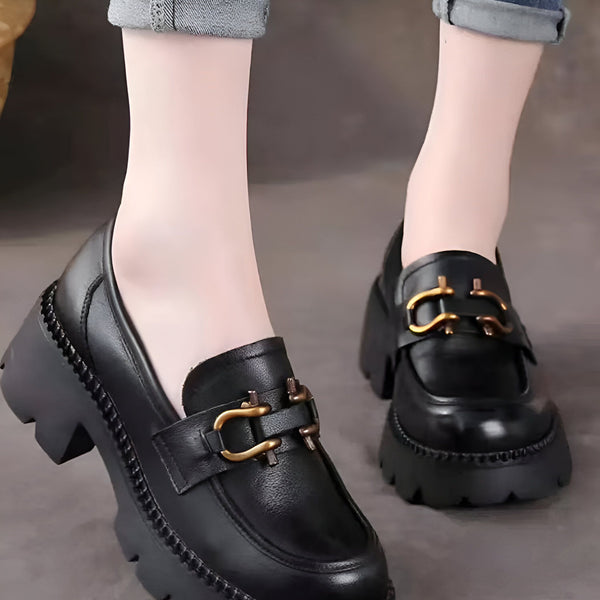 Chaussures mocassins noires à talons épais avec des boucles dorées portées par une personne avec un jean roulé. Mode et style élégant., 45286850461877,45286850494645,45286850527413,45286850560181,45286850592949,45286850625717,45286850658485,45286850691253,45286850724021,45286850756789,45286850789557,45286850822325