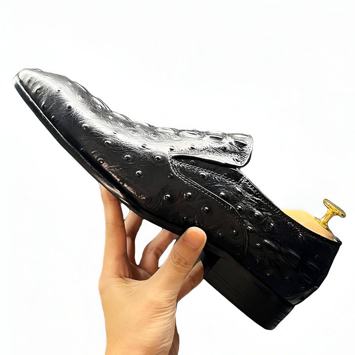 Mocassin homme noir en cuir exotique à motifs, tenu à la main. Chaussure élégante avec embauchoir doré, style luxueux et raffiné. Accessoire de mode masculine., 45287152615605,45287152648373,45287152681141,45287152713909,45287152746677,45287152779445,45287152812213,45287152844981,45287152877749,45287152910517,45287152943285,45287152976053,45287153008821,45287153041589,45287153074357,45287153107125