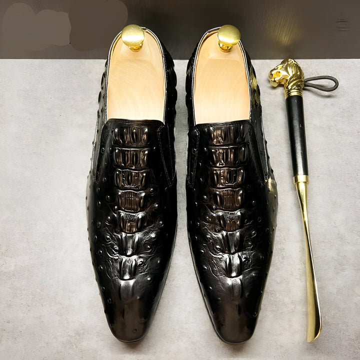 Paire d'élégantes chaussures pour hommes en cuir noir avec un motif peau de crocodile, associées à un chausse-pied doré surmonté d'une tête de lion. Chaussures de luxe et accessoires de mode., 45287152615605,45287152648373,45287152681141,45287152713909,45287152746677,45287152779445,45287152812213,45287152844981,45287152877749,45287152910517,45287152943285,45287152976053,45287153008821,45287153041589,45287153074357,45287153107125