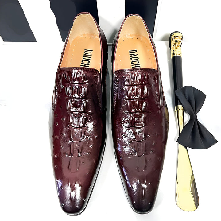 Chaussures Daocheng en cuir bordeaux avec motif croco, présentées avec un chausse-pied doré et noir, et un nœud papillon noir. Style élégant et sophistiqué., 45287152615605,45287152648373,45287152681141,45287152713909,45287152746677,45287152779445,45287152812213,45287152844981,45287152877749,45287152910517,45287152943285,45287152976053,45287153008821,45287153041589,45287153074357,45287153107125