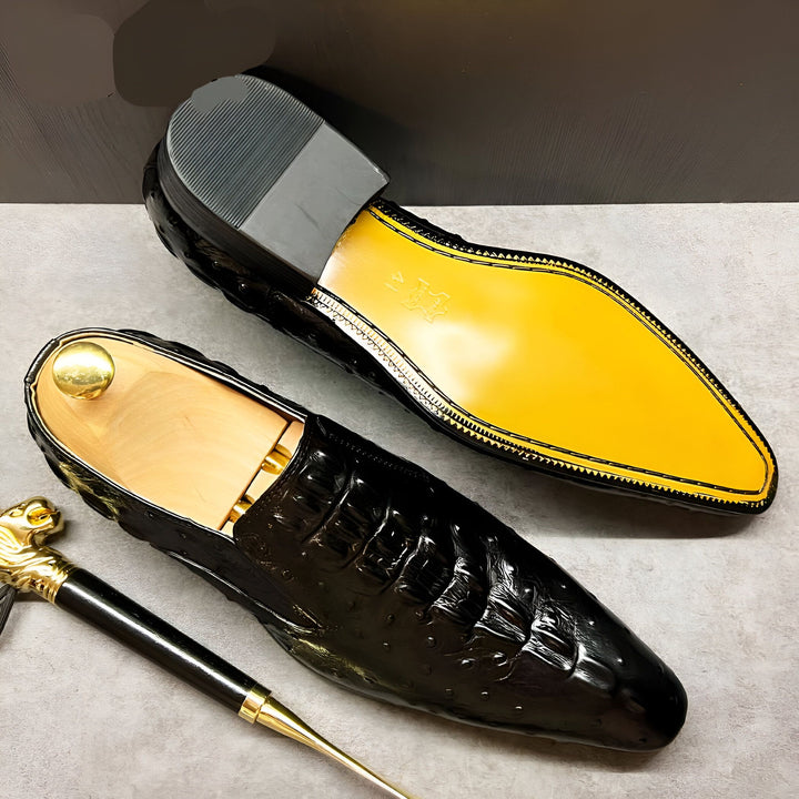 Chaussures en cuir noir verni, modèle mocassin avec embauchoir en bois. Semelle jaune vif. Canne à pommeau doré, détails luxueux., 45287152615605,45287152648373,45287152681141,45287152713909,45287152746677,45287152779445,45287152812213,45287152844981,45287152877749,45287152910517,45287152943285,45287152976053,45287153008821,45287153041589,45287153074357,45287153107125