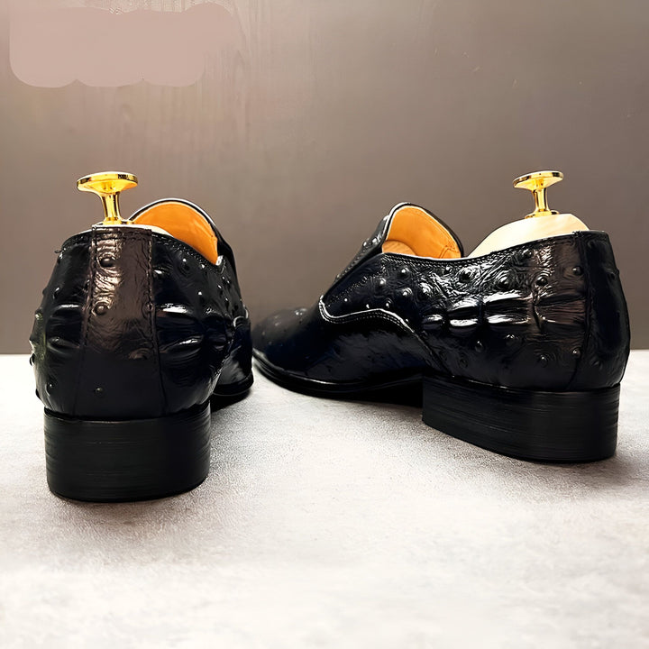 Vue rapprochée de deux chaussures pour hommes en cuir noir verni, avec embauchoirs en bois et métal doré. Motif peau de crocodile et détails élégants. Idéales pour un style formel et raffiné., 45287152615605,45287152648373,45287152681141,45287152713909,45287152746677,45287152779445,45287152812213,45287152844981,45287152877749,45287152910517,45287152943285,45287152976053,45287153008821,45287153041589,45287153074357,45287153107125