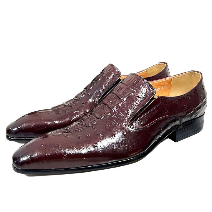 Chaussures pour hommes bordeaux en cuir d'autruche, style slip-on avec bout pointu. Chaussures élégantes pour un look formel. Idéales pour une tenue de soirée ou une occasion spéciale., 45287152615605,45287152648373,45287152681141,45287152713909,45287152746677,45287152779445,45287152812213,45287152844981,45287152877749,45287152910517,45287152943285,45287152976053,45287153008821,45287153041589,45287153074357,45287153107125