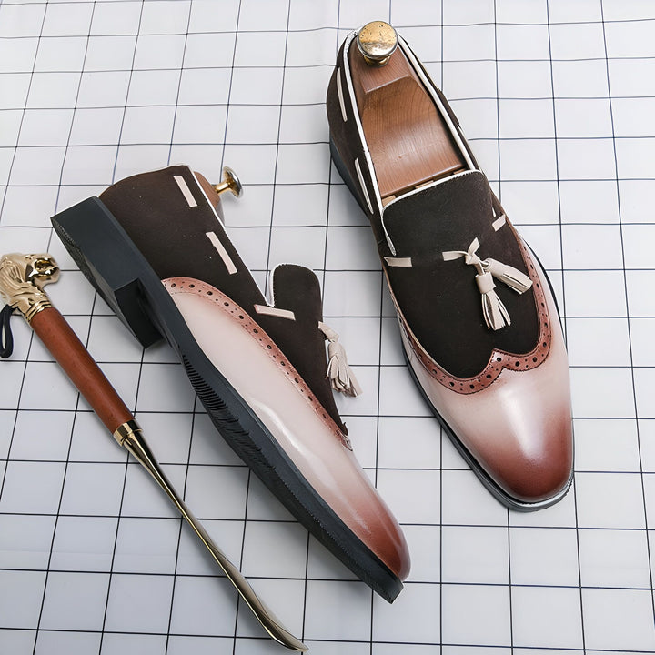 Mocassins élégants en cuir marron et beige avec glands, présentés avec un embauchoir doré sur fond quadrillé. Chaussures de ville, mode masculine, accessoires de chaussures., 45287082328245,45287082361013,45287082393781,45287082426549,45287082459317,45287082492085,45287082524853,45287082557621,45287082590389,45287082623157,45287082655925,45287082688693,45287082721461,45287082754229,45287082786997,45287082819765,45287082852533,45287082885301,45287082918069,45287082950837,45287082983605,45287083016373