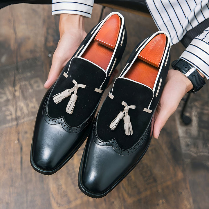 Homme tenant une paire d'élégantes chaussures Richelieu noires à glands en cuir et daim, avec des embauchoirs en bois à l'intérieur. Style sophistiqué et classique., 45287082328245,45287082361013,45287082393781,45287082426549,45287082459317,45287082492085,45287082524853,45287082557621,45287082590389,45287082623157,45287082655925,45287082688693,45287082721461,45287082754229,45287082786997,45287082819765,45287082852533,45287082885301,45287082918069,45287082950837,45287082983605,45287083016373