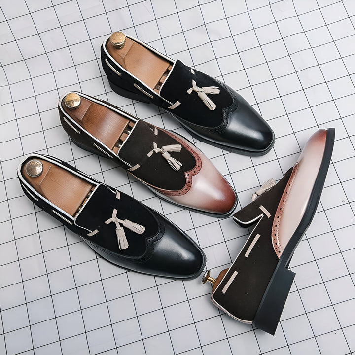 Vue rapprochée de trois chaussures pour hommes en cuir et daim, avec des détails de glands et des embauchoirs en bois. Style élégant et sophistiqué, idéal pour une tenue formelle ou décontractée chic.
, 45287082328245,45287082361013,45287082393781,45287082426549,45287082459317,45287082492085,45287082524853,45287082557621,45287082590389,45287082623157,45287082655925,45287082688693,45287082721461,45287082754229,45287082786997,45287082819765,45287082852533,45287082885301,45287082918069,45287082950837