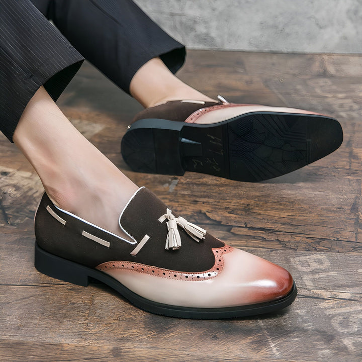 Gros plan sur des mocassins bicolores pour hommes avec des glands, posés sur un sol en bois. Le dessous d'une chaussure est visible. Idée de style élégant et moderne., 45287082328245,45287082361013,45287082393781,45287082426549,45287082459317,45287082492085,45287082524853,45287082557621,45287082590389,45287082623157,45287082655925,45287082688693,45287082721461,45287082754229,45287082786997,45287082819765,45287082852533,45287082885301,45287082918069,45287082950837,45287082983605,45287083016373