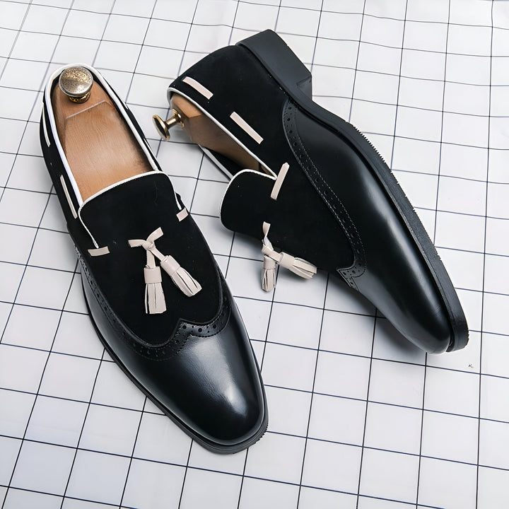 Paire élégante de mocassins noirs pour homme, en cuir et daim, ornés de glands clairs. Ils reposent sur un fond à carreaux blancs. Chaussures habillées, style italien., 45287082328245,45287082361013,45287082393781,45287082426549,45287082459317,45287082492085,45287082524853,45287082557621,45287082590389,45287082623157,45287082655925,45287082688693,45287082721461,45287082754229,45287082786997,45287082819765,45287082852533,45287082885301,45287082918069,45287082950837,45287082983605,45287083016373