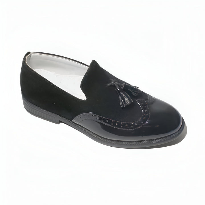 Mocassin noir élégant pour enfant, en cuir verni et daim, orné de glands décoratifs. Chaussure confortable et stylée, parfaite pour les occasions spéciales., 45287020036277,45287020069045,45287020101813,45287020134581,45287020167349,45287020200117,45287020232885,45287020265653,45287020298421,45287020331189,45287020363957,45287020396725,45287020429493,45287020462261