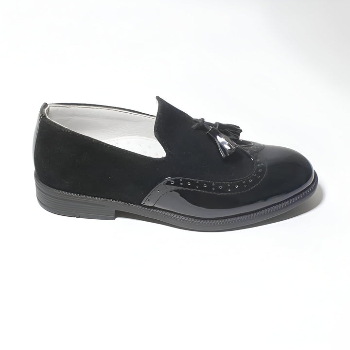 Mocassin noir élégant pour femme, mélange de cuir verni et de daim, orné d'un gland décoratif, parfait pour un style classique et sophistiqué., 45287020036277,45287020069045,45287020101813,45287020134581,45287020167349,45287020200117,45287020232885,45287020265653,45287020298421,45287020331189,45287020363957,45287020396725,45287020429493,45287020462261