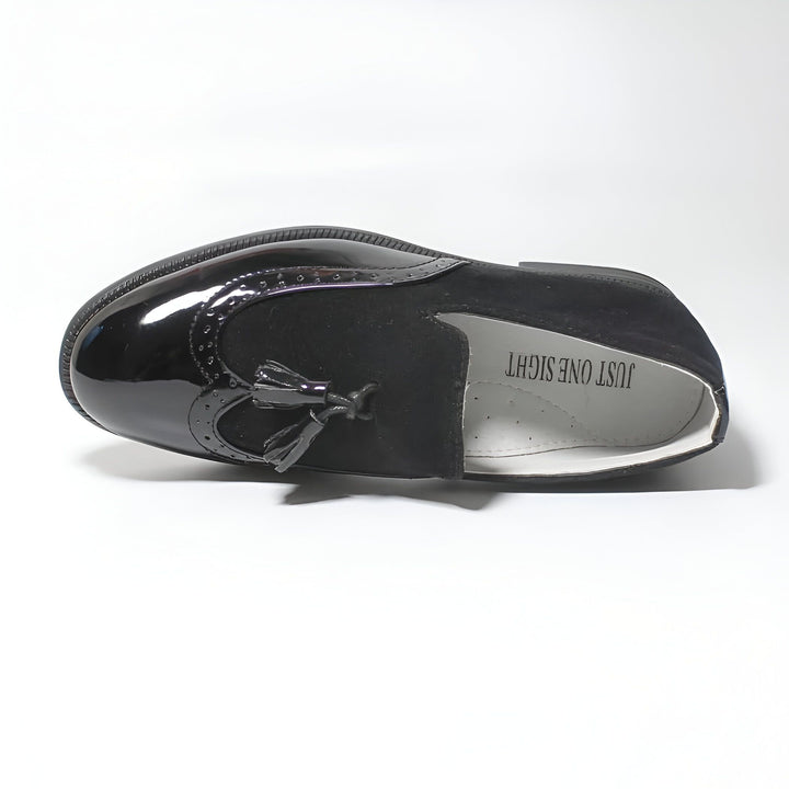 Chaussure noire élégante pour homme, mélange de cuir verni et de daim, détail de gland décoratif. Marque "Just One Sight" visible. Style classique et raffiné., 45287020036277,45287020069045,45287020101813,45287020134581,45287020167349,45287020200117,45287020232885,45287020265653,45287020298421,45287020331189,45287020363957,45287020396725,45287020429493,45287020462261