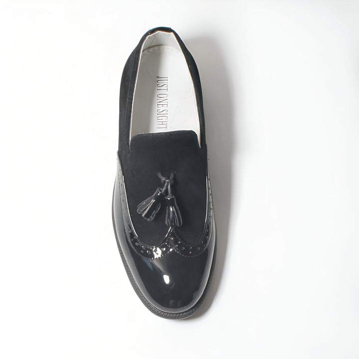 Vue rapprochée d'un mocassin noir élégant de la marque "Just One Sight". La chaussure combine du cuir verni brillant et du daim, avec des détails décoratifs à glands., 45287020036277,45287020069045,45287020101813,45287020134581,45287020167349,45287020200117,45287020232885,45287020265653,45287020298421,45287020331189,45287020363957,45287020396725,45287020429493,45287020462261