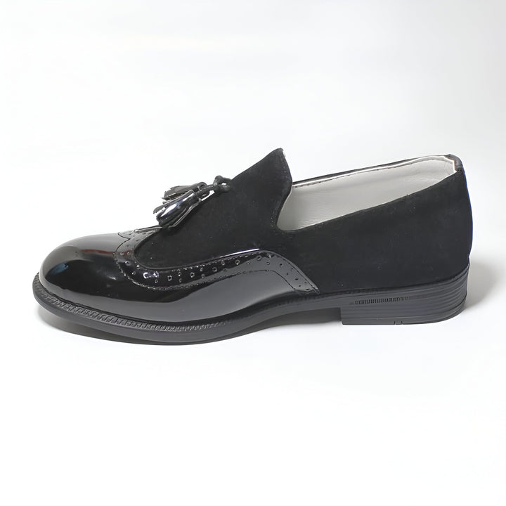 Mocassin noir élégant en cuir verni et daim, avec des glands décoratifs. Chaussure classique pour homme ou enfant, idéale pour des occasions formelles ou une tenue habillée. Vue de profil., 45287020036277,45287020069045,45287020101813,45287020134581,45287020167349,45287020200117,45287020232885,45287020265653,45287020298421,45287020331189,45287020363957,45287020396725,45287020429493,45287020462261