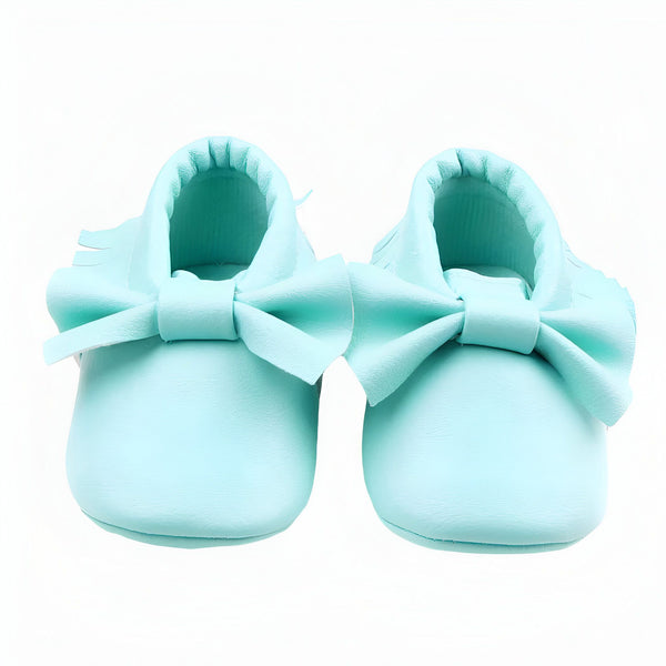Chaussons pour bébé turquoise avec nœud, vus de face sur fond blanc. Chaussures souples pour nouveau-né, idée cadeau de naissance., 45287068827829,45287068860597,45287068893365,45287068926133,45287068958901,45287068991669,45287069024437,45287069057205,45287069089973,45287069122741,45287069155509,45287069188277,45287069221045,45287069253813,45287069286581,45287069319349,45287069352117,45287069384885