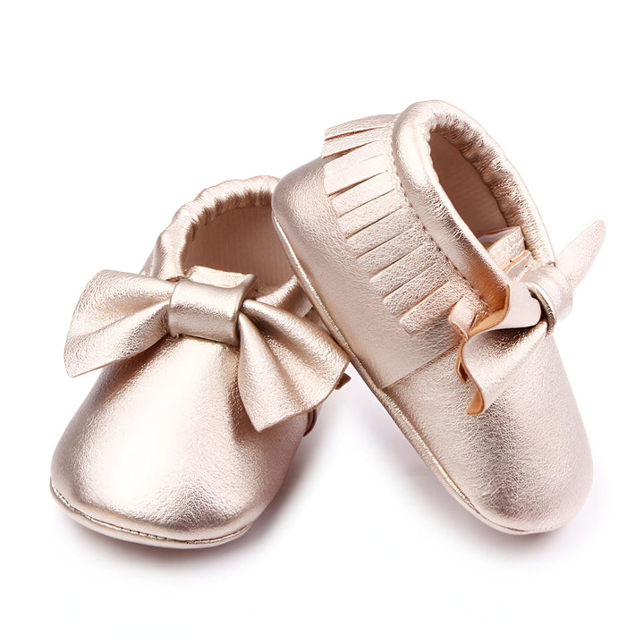Chaussures de bébé dorées avec noeuds, mocassins pour bébé. Chaussons de bébé en cuir doré avec nœuds décoratifs, élégants et confortables pour les premiers pas., 45287068827829,45287068860597,45287068893365,45287068926133,45287068958901,45287068991669,45287069024437,45287069057205,45287069089973,45287069122741,45287069155509,45287069188277,45287069221045,45287069253813,45287069286581,45287069319349,45287069352117,45287069384885