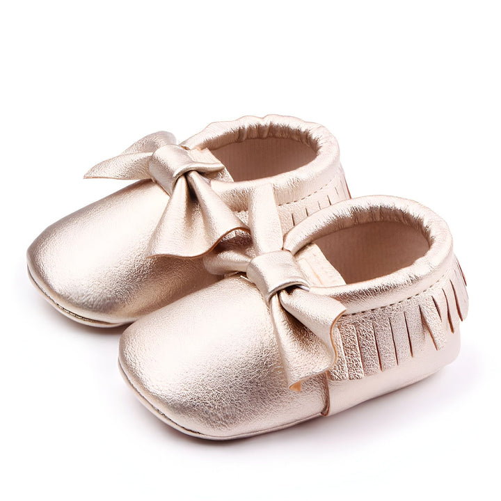 Chaussures de bébé dorées avec un nœud. Petites chaussures pour nourrisson, parfaites pour un cadeau de naissance. Style mocassin avec franges., 45287068827829,45287068860597,45287068893365,45287068926133,45287068958901,45287068991669,45287069024437,45287069057205,45287069089973,45287069122741,45287069155509,45287069188277,45287069221045,45287069253813,45287069286581,45287069319349,45287069352117,45287069384885