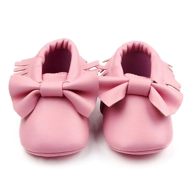 Deux chaussons roses pour bébé en cuir avec un nœud et des franges., 45287068827829,45287068860597,45287068893365,45287068926133,45287068958901,45287068991669,45287069024437,45287069057205,45287069089973,45287069122741,45287069155509,45287069188277,45287069221045,45287069253813,45287069286581,45287069319349,45287069352117,45287069384885
