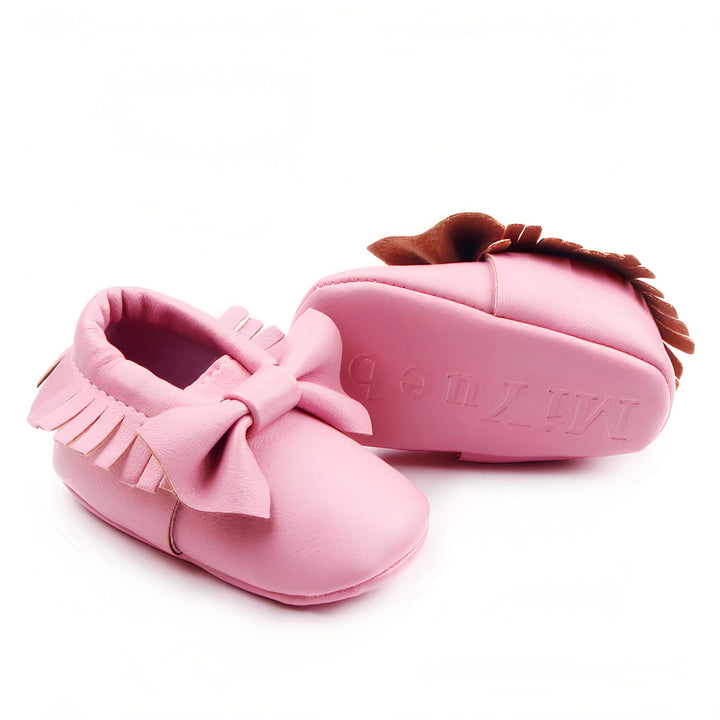 Chaussons bébé roses en cuir souple avec un nœud et des franges. Mignons et confortables, parfaits pour les premiers pas de votre enfant., 45287068827829,45287068860597,45287068893365,45287068926133,45287068958901,45287068991669,45287069024437,45287069057205,45287069089973,45287069122741,45287069155509,45287069188277,45287069221045,45287069253813,45287069286581,45287069319349,45287069352117,45287069384885