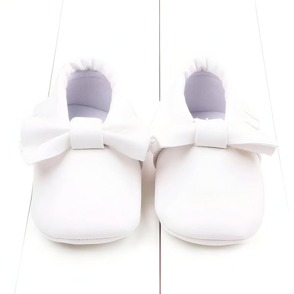 Chaussures de bébé blanches avec un nœud. Chaussons pour nouveau-né, élégants et confortables. Idéals pour un baptême ou un cadeau de naissance. Accessoires de mode pour bébés., 45287068827829,45287068860597,45287068893365,45287068926133,45287068958901,45287068991669,45287069024437,45287069057205,45287069089973,45287069122741,45287069155509,45287069188277,45287069221045,45287069253813,45287069286581,45287069319349,45287069352117,45287069384885