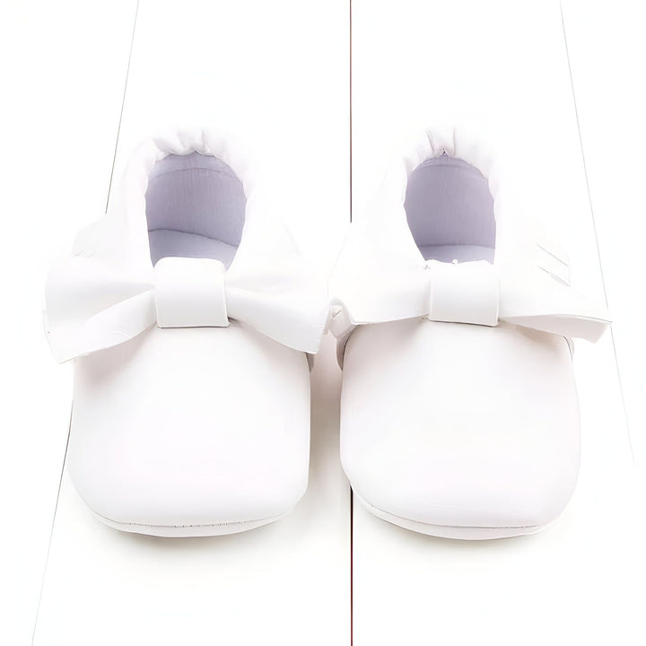 Chaussures de bébé blanches avec un nœud. Chaussons pour nouveau-né, élégants et confortables. Idéals pour un baptême ou un cadeau de naissance. Accessoires de mode pour bébés., 45287068827829,45287068860597,45287068893365,45287068926133,45287068958901,45287068991669,45287069024437,45287069057205,45287069089973,45287069122741,45287069155509,45287069188277,45287069221045,45287069253813,45287069286581,45287069319349,45287069352117,45287069384885