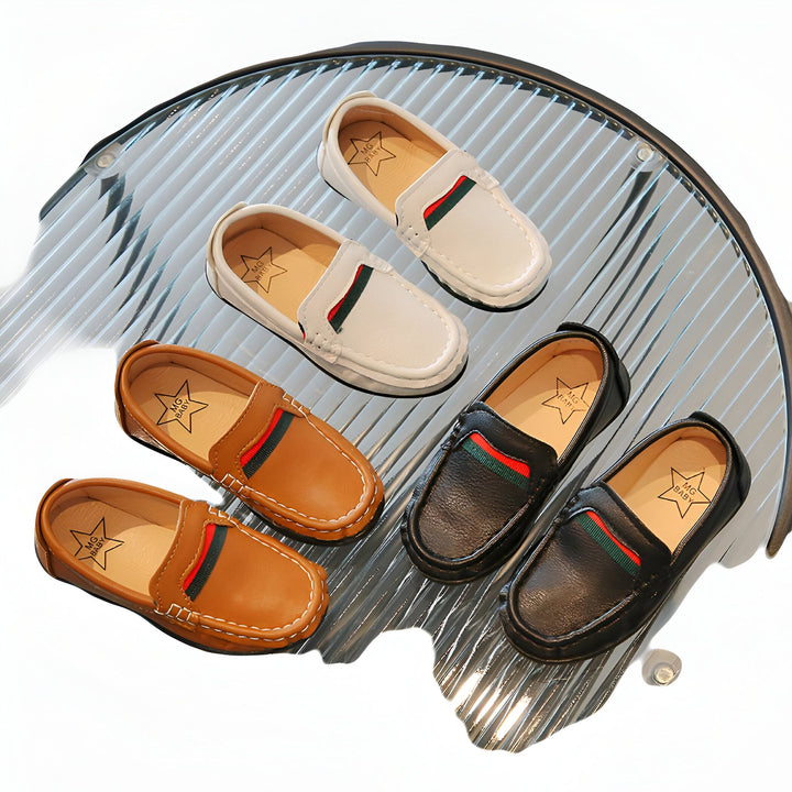 Présentation de mocassins pour enfants MG Baby en cuir blanc, marron et noir avec une bande verte et rouge, idéales pour toutes les occasions., 45286759399605,45286759432373,45286759465141,45286759497909,45286759530677,45286759563445,45286759596213,45286759628981,45286759661749,45286759694517,45286759727285,45286759760053,45286759792821,45286759825589,45286759858357,45286759891125,45286759923893,45286759956661,45286759989429,45286760022197,45286760054965,45286760087733,45286760120501,45286760153269,4528