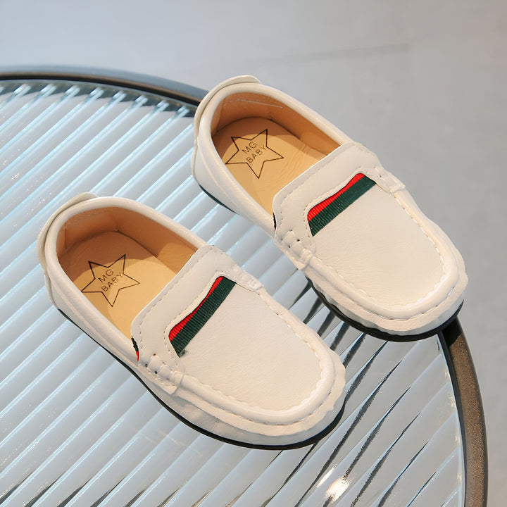 Paire de chaussures blanches pour bébé, style mocassin, avec une bande verte et rouge. Semelles intérieures avec une étoile et l'inscription "MG BABY"., 45286759399605,45286759432373,45286759465141,45286759497909,45286759530677,45286759563445,45286759596213,45286759628981,45286759661749,45286759694517,45286759727285,45286759760053,45286759792821,45286759825589,45286759858357,45286759891125,45286759923893,45286759956661,45286759989429,45286760022197,45286760054965,45286760087733,45286760120501,45286760