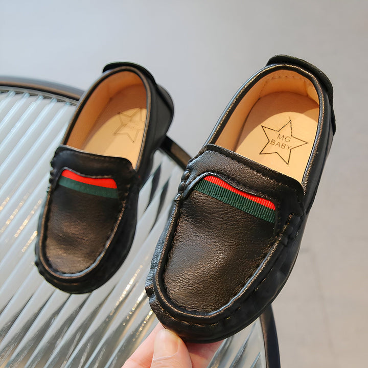 Mocassins noirs pour enfants avec rayures vertes et rouges, modèle "MG Baby". Chaussures en cuir élégantes pour les petits., 45286759399605,45286759432373,45286759465141,45286759497909,45286759530677,45286759563445,45286759596213,45286759628981,45286759661749,45286759694517,45286759727285,45286759760053,45286759792821,45286759825589,45286759858357,45286759891125,45286759923893,45286759956661,45286759989429,45286760022197,45286760054965,45286760087733,45286760120501,45286760153269,45286760186037,4528676