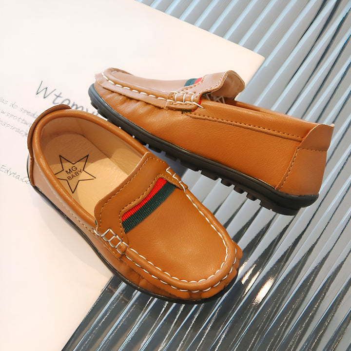 Mocassins pour enfants en cuir marron avec rayures rouge et vert. Chaussures élégantes et confortables pour les petits., 45286759399605,45286759432373,45286759465141,45286759497909,45286759530677,45286759563445,45286759596213,45286759628981,45286759661749,45286759694517,45286759727285,45286759760053,45286759792821,45286759825589,45286759858357,45286759891125,45286759923893,45286759956661,45286759989429,45286760022197,45286760054965,45286760087733,45286760120501,45286760153269,45286760186037,452867602188