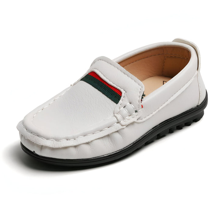 Mocassin blanc pour enfant, style décontracté avec une bande rayée verte et rouge. Chaussure en cuir avec semelle noire antidérapante. Mode enfantine, chaussures élégantes pour garçon ou fille., 45286759399605,45286759432373,45286759465141,45286759497909,45286759530677,45286759563445,45286759596213,45286759628981,45286759661749,45286759694517,45286759727285,45286759760053,45286759792821,45286759825589,45286759858357,45286759891125,45286759923893,45286759956661,45286759989429,45286760022197,45286760