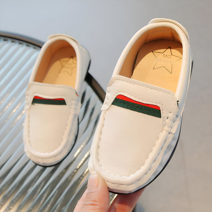 Mocassins blancs pour enfant avec bande verte et rouge. Chaussures élégantes et confortables pour les petits., 45286759399605,45286759432373,45286759465141,45286759497909,45286759530677,45286759563445,45286759596213,45286759628981,45286759661749,45286759694517,45286759727285,45286759760053,45286759792821,45286759825589,45286759858357,45286759891125,45286759923893,45286759956661,45286759989429,45286760022197,45286760054965,45286760087733,45286760120501,45286760153269,45286760186037,45286760218805,4528676