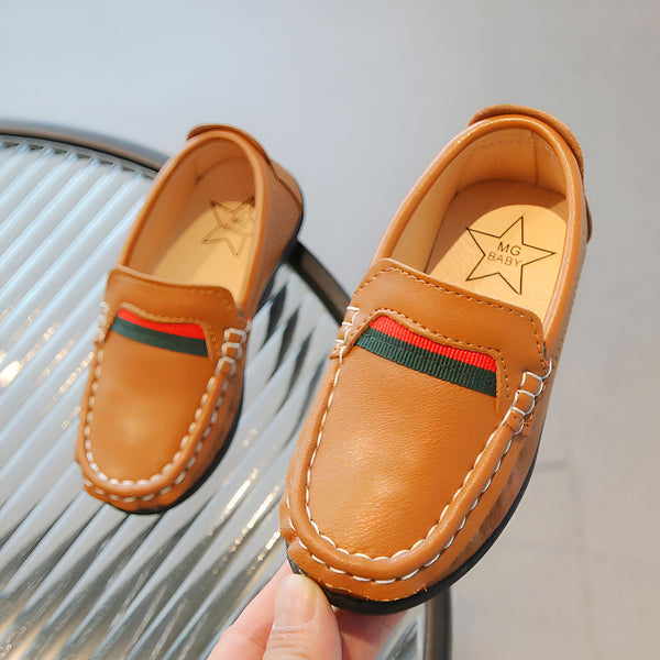 Mocassins pour enfants en cuir marron avec rayures vertes et rouges. Chaussures élégantes et confortables pour les petits garçons., 45286759399605,45286759432373,45286759465141,45286759497909,45286759530677,45286759563445,45286759596213,45286759628981,45286759661749,45286759694517,45286759727285,45286759760053,45286759792821,45286759825589,45286759858357,45286759891125,45286759923893,45286759956661,45286759989429,45286760022197,45286760054965,45286760087733,45286760120501,45286760153269,45286760186037,