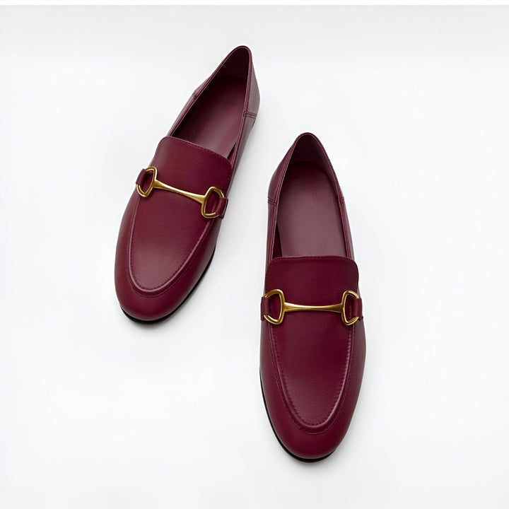 Vue rapprochée de deux mocassins bordeaux élégants avec ornements dorés sur fond blanc. Chaussures à la mode, style classique., 45286734758069,45286734790837,45286734823605,45286734856373,45286734889141,45286734921909,45286734954677,45286734987445,45286735020213,45286735052981,45286735085749,45286735118517,45286735151285,45286735184053,45286735216821,45286735249589,45286735282357,45286735315125
