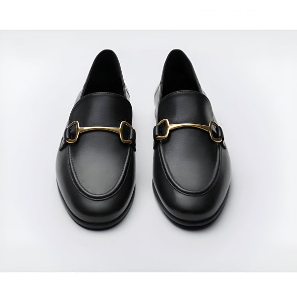 Vue rapprochée de deux mocassins noirs en cuir avec ornements dorés, chaussures élégantes pour femme., 45286734758069,45286734790837,45286734823605,45286734856373,45286734889141,45286734921909,45286734954677,45286734987445,45286735020213,45286735052981,45286735085749,45286735118517,45286735151285,45286735184053,45286735216821,45286735249589,45286735282357,45286735315125