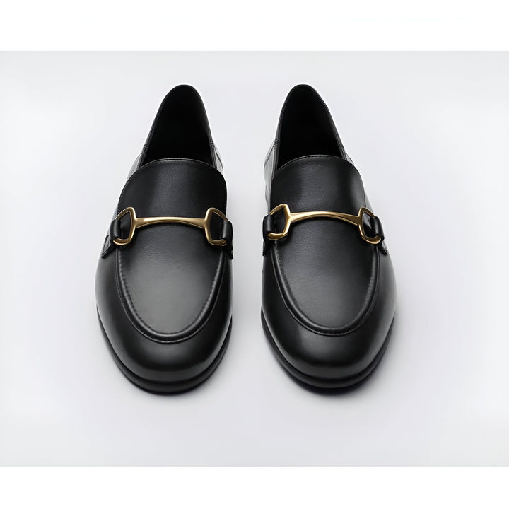Vue rapprochée de deux mocassins noirs en cuir avec ornements dorés, chaussures élégantes pour femme., 45286734758069,45286734790837,45286734823605,45286734856373,45286734889141,45286734921909,45286734954677,45286734987445,45286735020213,45286735052981,45286735085749,45286735118517,45286735151285,45286735184053,45286735216821,45286735249589,45286735282357,45286735315125