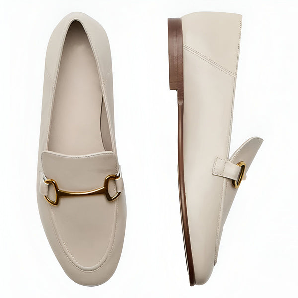 Vue rapprochée d'une paire de mocassins en cuir beige avec une boucle dorée. Chaussures élégantes et confortables, idéales pour un look décontracté chic. Mode, accessoires., 45286734758069,45286734790837,45286734823605,45286734856373,45286734889141,45286734921909,45286734954677,45286734987445,45286735020213,45286735052981,45286735085749,45286735118517,45286735151285,45286735184053,45286735216821,45286735249589,45286735282357,45286735315125