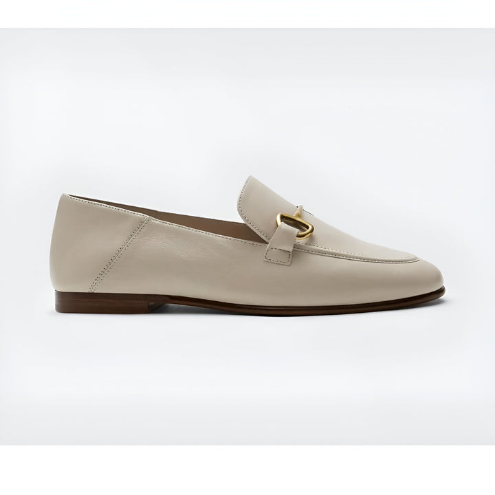 Mocassin en cuir beige clair avec ornement doré. Chaussure élégante et confortable pour femme., 45286734758069,45286734790837,45286734823605,45286734856373,45286734889141,45286734921909,45286734954677,45286734987445,45286735020213,45286735052981,45286735085749,45286735118517,45286735151285,45286735184053,45286735216821,45286735249589,45286735282357,45286735315125