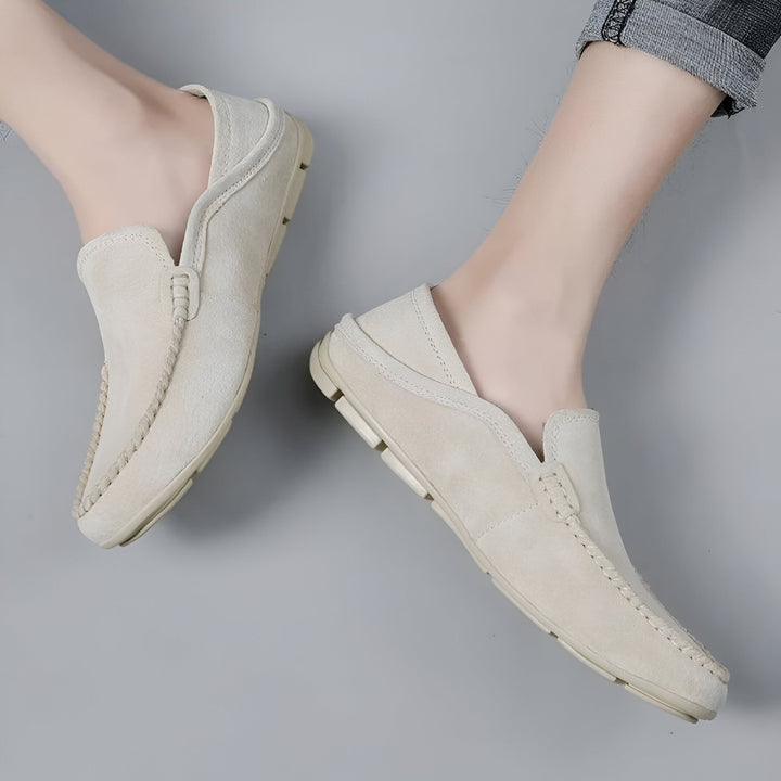 Gros plan sur des mocassins en daim beige portés, style décontracté et élégant. Chaussures confortables pour homme ou femme., 45286729711797,45286729744565,45286729777333,45286729810101,45286729842869,45286729875637,45286729908405,45286729941173,45286729973941,45286730006709,45286730039477,45286730072245,45286730105013,45286730137781,45286730170549,45286730203317,45286730236085,45286730268853,45286730301621,45286730334389