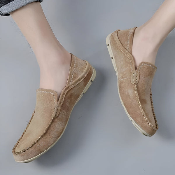 Mocassins décontractés en daim marron portés, cousus à la main avec des détails raffinés. Chaussures élégantes et confortables pour hommes., 45286729711797,45286729744565,45286729777333,45286729810101,45286729842869,45286729875637,45286729908405,45286729941173,45286729973941,45286730006709,45286730039477,45286730072245,45286730105013,45286730137781,45286730170549,45286730203317,45286730236085,45286730268853,45286730301621,45286730334389