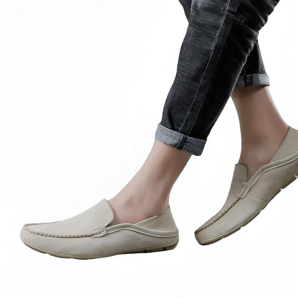 Personne portant des mocassins beiges avec un jean retroussé. Chaussures décontractées pour hommes. Style élégant et confortable. Mode masculine tendance., 45286729711797,45286729744565,45286729777333,45286729810101,45286729842869,45286729875637,45286729908405,45286729941173,45286729973941,45286730006709,45286730039477,45286730072245,45286730105013,45286730137781,45286730170549,45286730203317,45286730236085,45286730268853,45286730301621,45286730334389