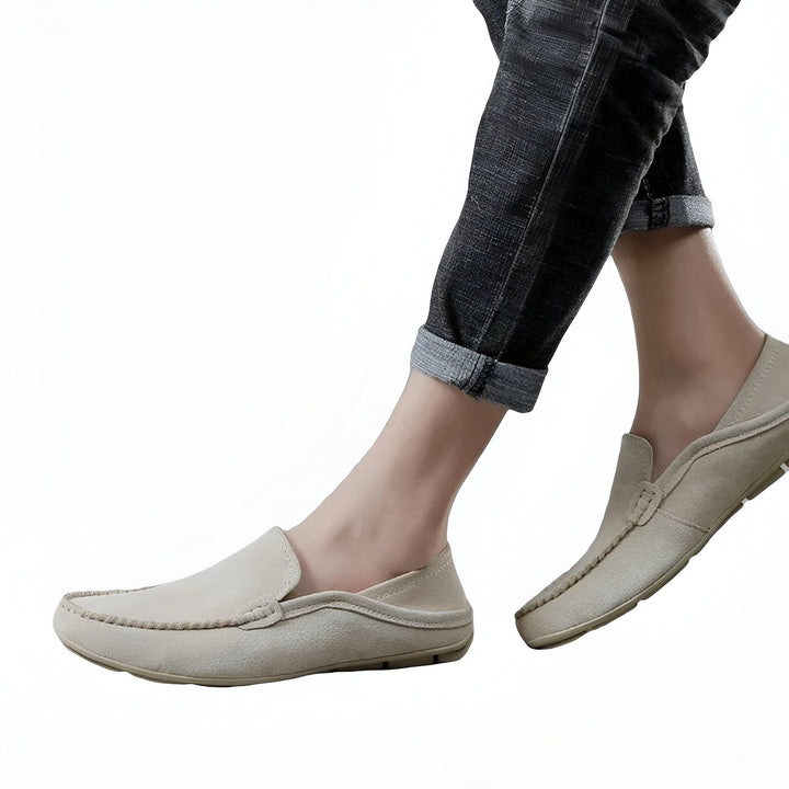 Personne portant des mocassins beiges avec un jean retroussé. Chaussures décontractées pour hommes. Style élégant et confortable. Mode masculine tendance., 45286729711797,45286729744565,45286729777333,45286729810101,45286729842869,45286729875637,45286729908405,45286729941173,45286729973941,45286730006709,45286730039477,45286730072245,45286730105013,45286730137781,45286730170549,45286730203317,45286730236085,45286730268853,45286730301621,45286730334389