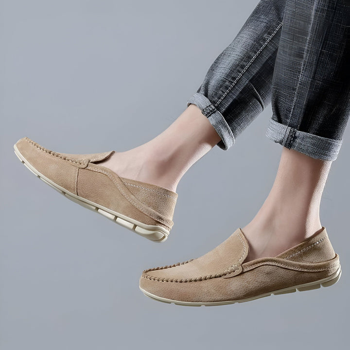 Homme portant des mocassins en daim marron avec un jean retroussé. Chaussures décontractées et confortables pour homme., 45286729711797,45286729744565,45286729777333,45286729810101,45286729842869,45286729875637,45286729908405,45286729941173,45286729973941,45286730006709,45286730039477,45286730072245,45286730105013,45286730137781,45286730170549,45286730203317,45286730236085,45286730268853,45286730301621,45286730334389