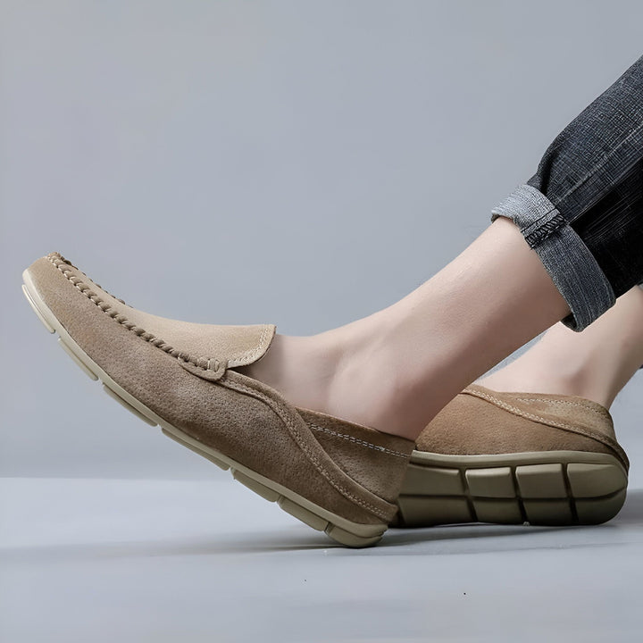 Mocassins marron portés avec un jean. Chaussures décontractées en daim, idéales pour un style confortable et élégant au quotidien., 45286729711797,45286729744565,45286729777333,45286729810101,45286729842869,45286729875637,45286729908405,45286729941173,45286729973941,45286730006709,45286730039477,45286730072245,45286730105013,45286730137781,45286730170549,45286730203317,45286730236085,45286730268853,45286730301621,45286730334389